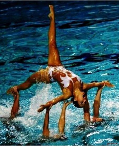 Spettacolo di nuoto sincronizzato per il matrimonio