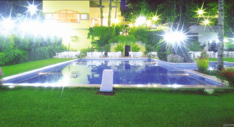 Piscina illuminata per i matrimoni di sera