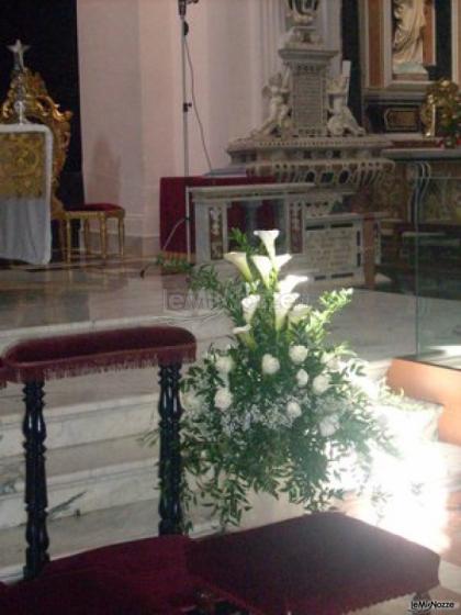 Composizione floreale per l'altare in chiesa