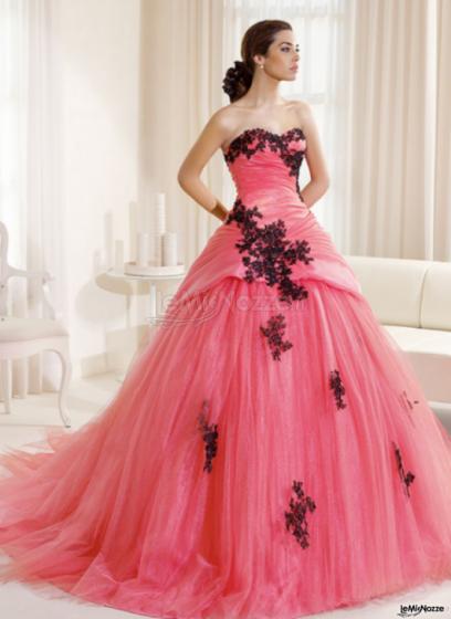 Vestito da sposa rosa acceso