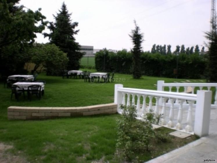 Giardino del ristorante per ricevimenti di matrimonio all\'aperto