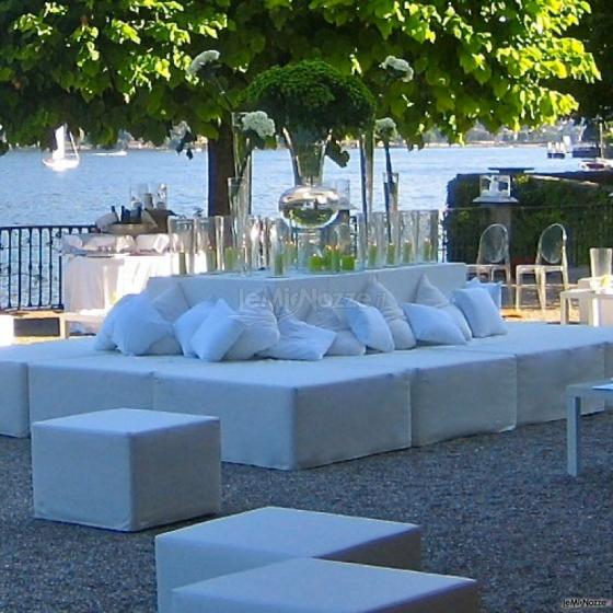 Zona relax in bianco per un matrimonio vista lago