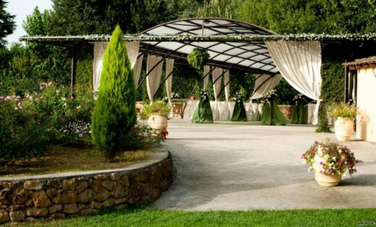 Ricevimento di matrimonio sotto il gazebo del giardino