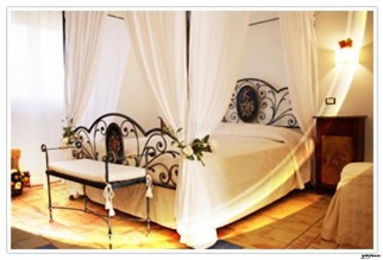 Interno camera da letto moderna per prima notte di nozze presso Hotel Kallikoros