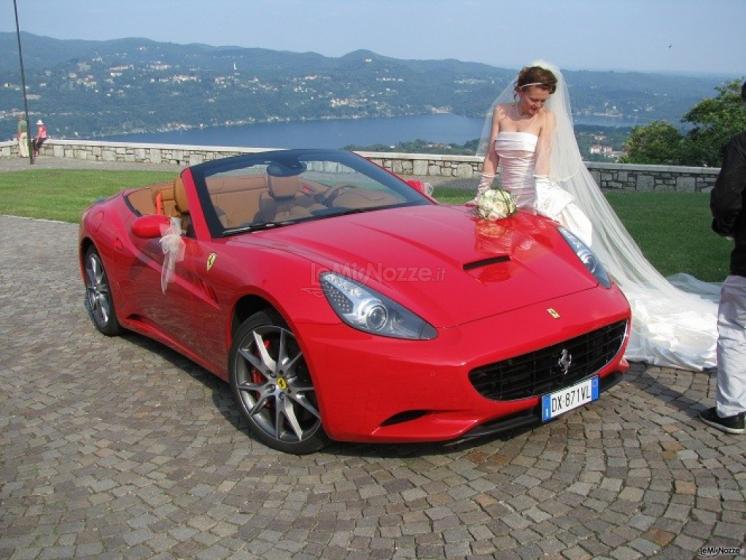 La sposa accanto alla Ferrari