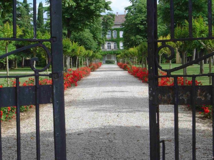 Viale d'ingresso con rose