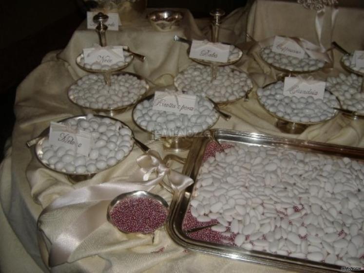 Tavolo dei confetti per il matrimonio