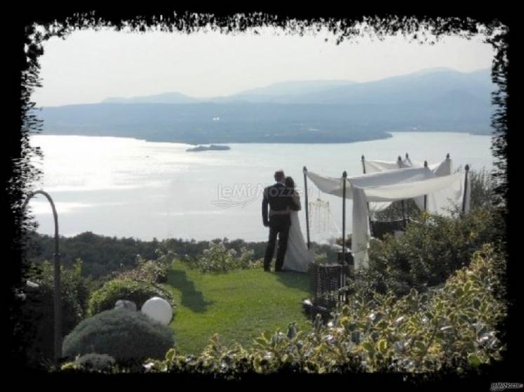 Gli sposi si rilassano guardando il Lago di Garda