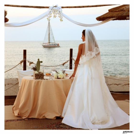 Lido Salsello Ricevimenti - La sposa durante il suo matrimonio sulla spiaggia