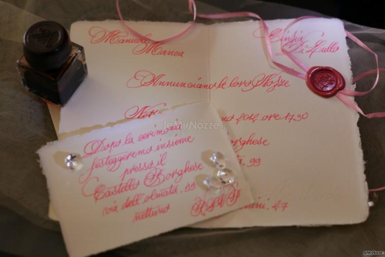 Partecipazione scritta con inchiostro rosa e timbro di ceralacca in rosa