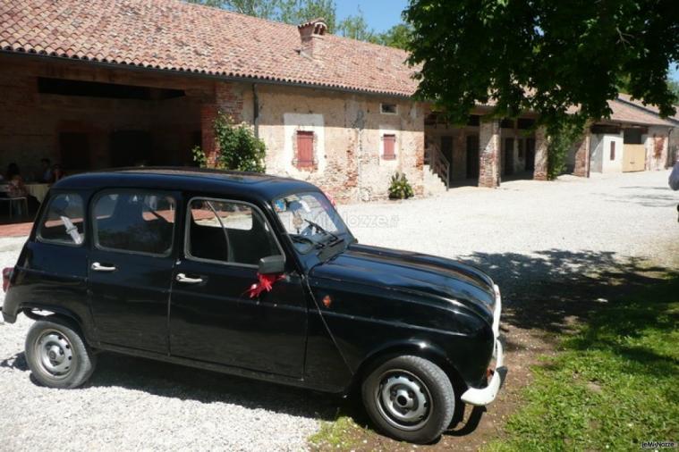 La macchina d'epoca accompagna gli sposi presso la location di nozze