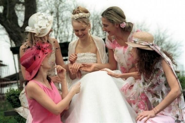 Foto della sposa con le invitate al matrimonio