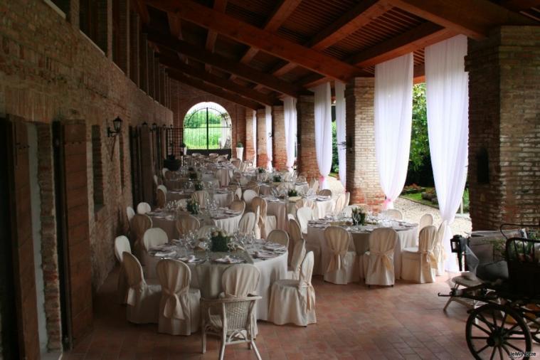 Ricevimento di matrimonio sotto il porticato della villa