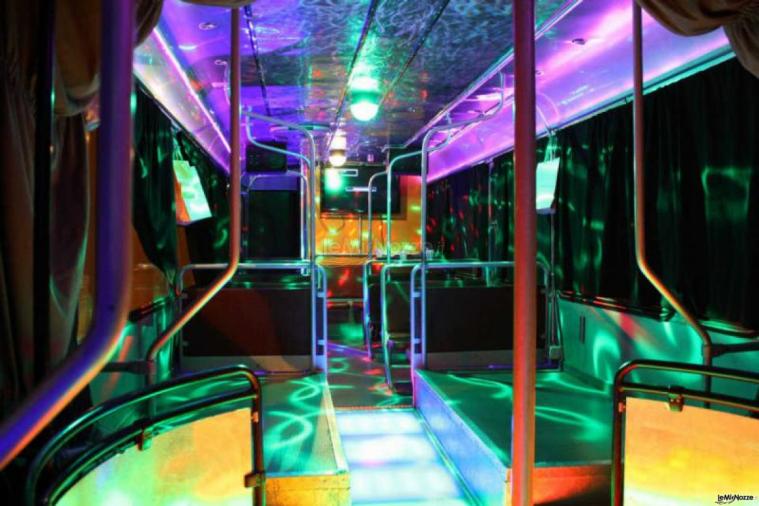 Interno del Fashion Bus con la pista da ballo