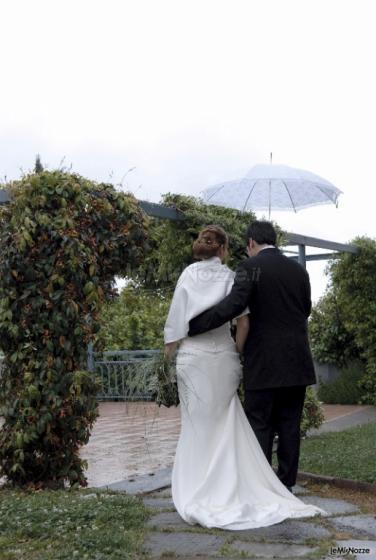Gli sposi sotto l'ombrello