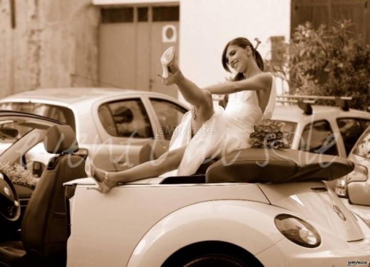 Sposa sulla macchina da cerimonia
