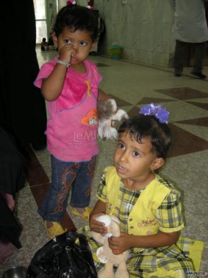 Due tenere bambine affette da palatoschisi in attesa di essere visitate