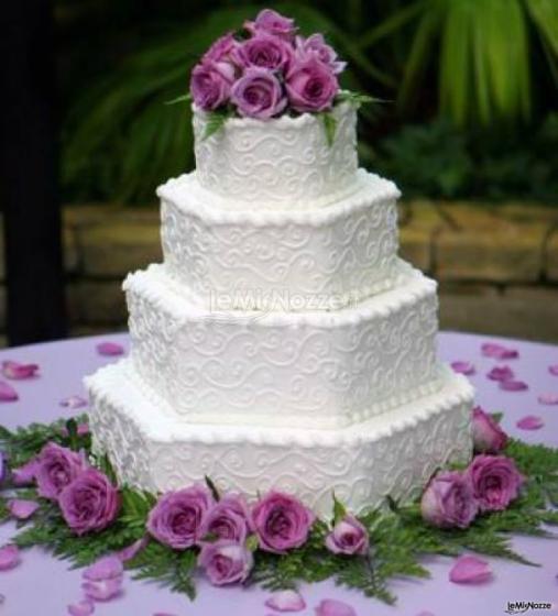 Torta nuziale bianca con rose lilla