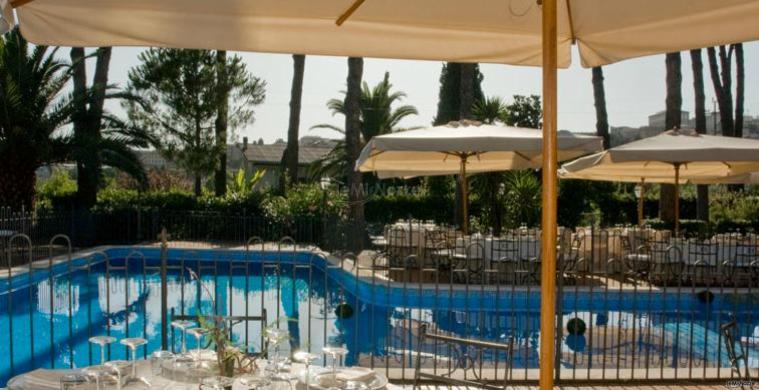 Ricevimento di matrimonio a bordo piscina