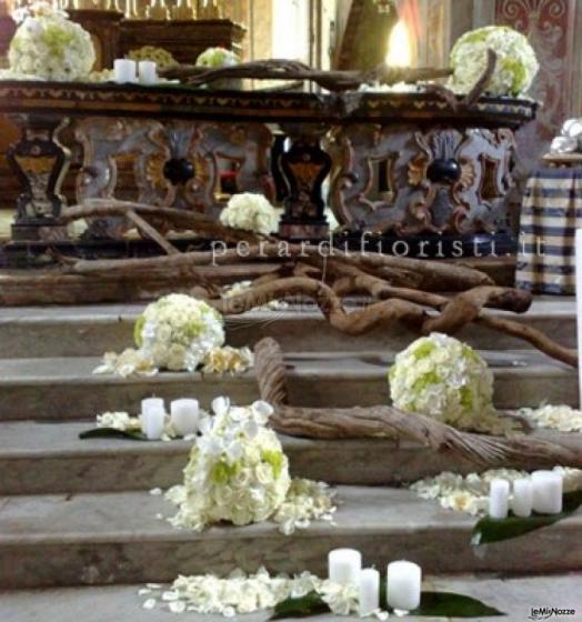 Fiori e candele per l'altare nuziale