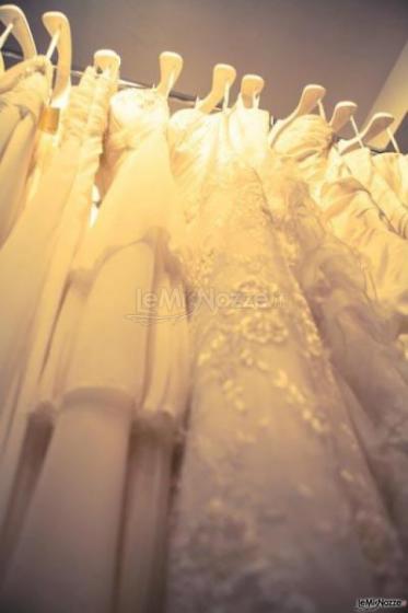 Diverse linee e modelli di abiti da sposa: corti, principeschi, classici, ricamati o stile impero