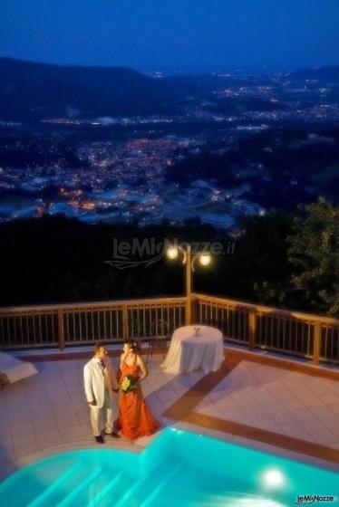 Fotografia degli sposi alla location di matrimonio