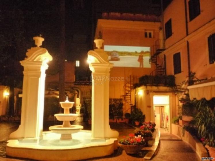 Illuminazione notturna della fontana di Domus Talenti