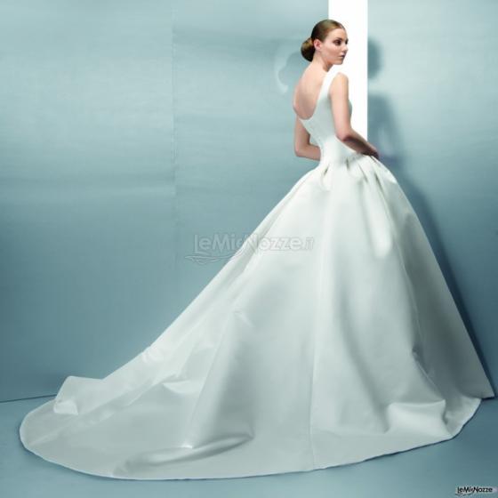 Vestito da sposa con ampia coda
