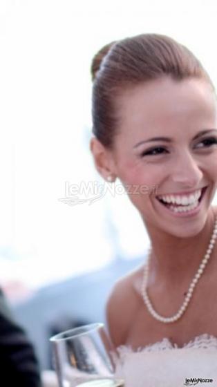La sposa sfoggia un sorriso bianchissimo