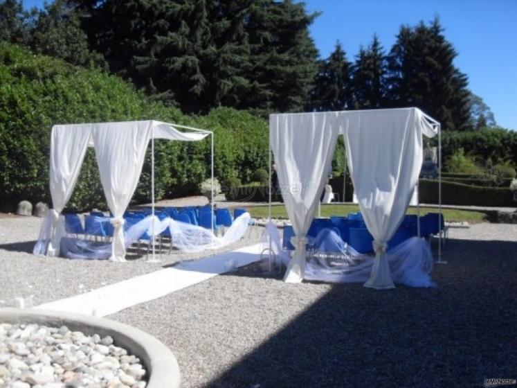 Allestimento della cerimonia di nozze in giardino