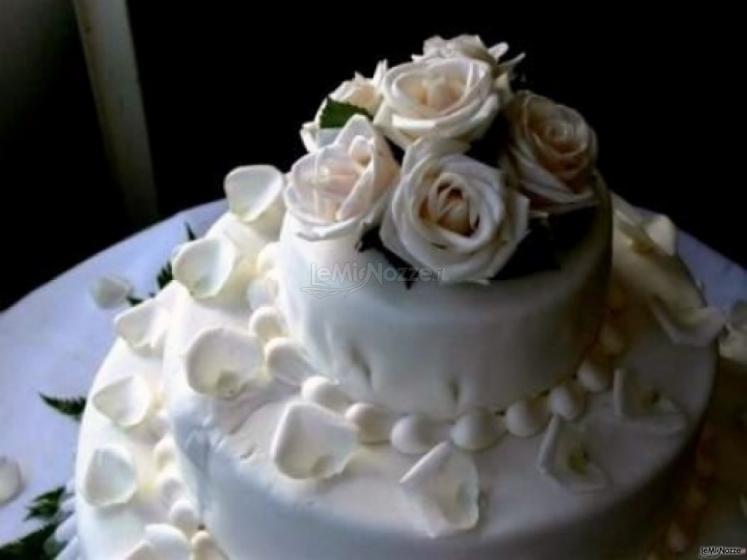 Torta nuziale decorata con rose