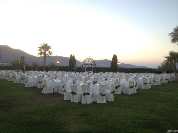 Disposizione tavoli in giardino