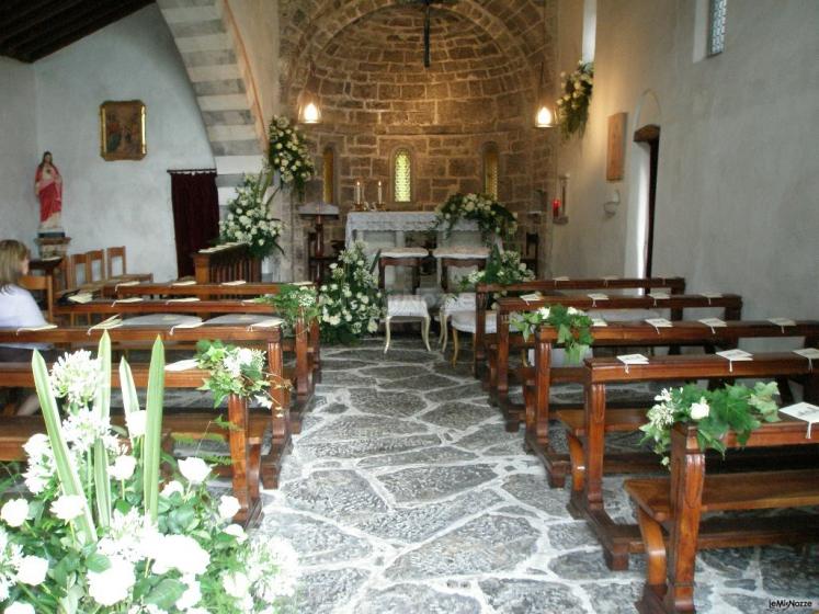 Allestimento della chiesa per la cerimonia con fiori bianchi