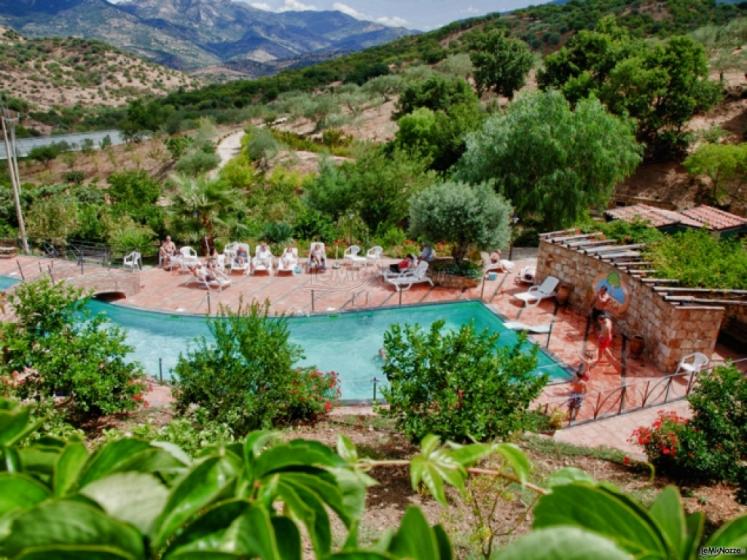 Vista dell'agriturismo Bergi con piscina immersa nel verde