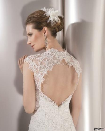 Katia Atelier - Abito da sposa ricamato con apertura sulla schiena