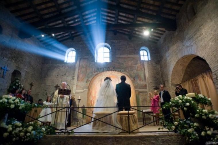 Scatto fotografico degli sposi in chiesa