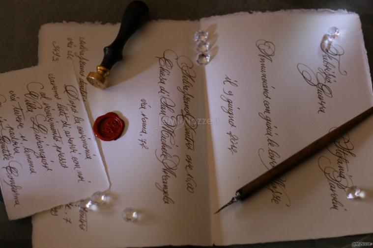 Inviti di matrimonio scritti a mano in elegante corsivo inglese