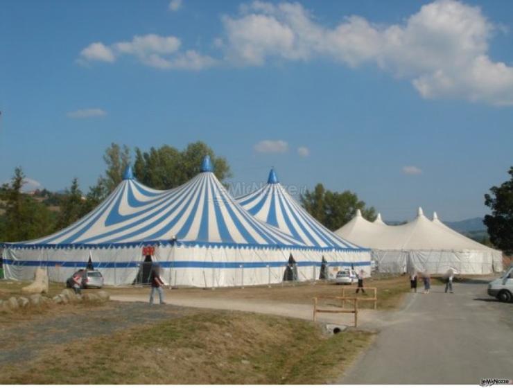 Tensostruttura a forma di tendone da circo peer un matrimonio stravagante