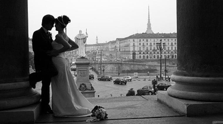 Foto in bianco e nero del bacio degli sposi