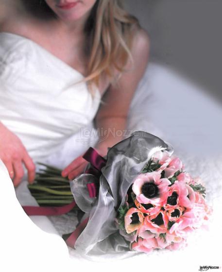 Bouquet a gambo lungo con tessuto di tulle grigio