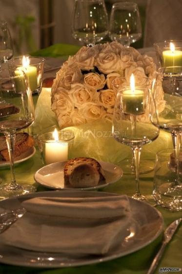 Fiori e candele per i tavoli di nozze