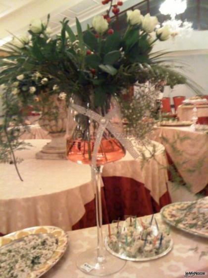 Centrotavola floreale per il buffet di matrimonio