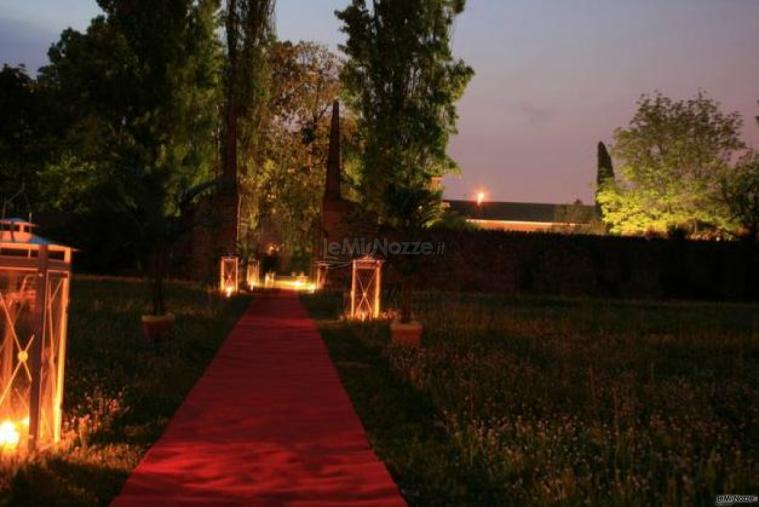 Illuminazione del giardino con candele