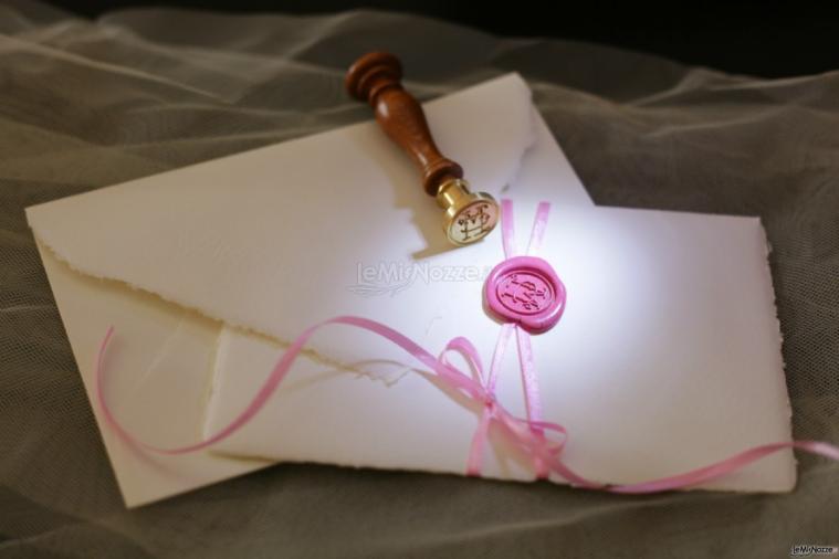 Partecipazione di nozze con sigillo in ceralacca di colore rosa