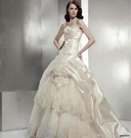 Elegante abito da sposa in stile principesco
