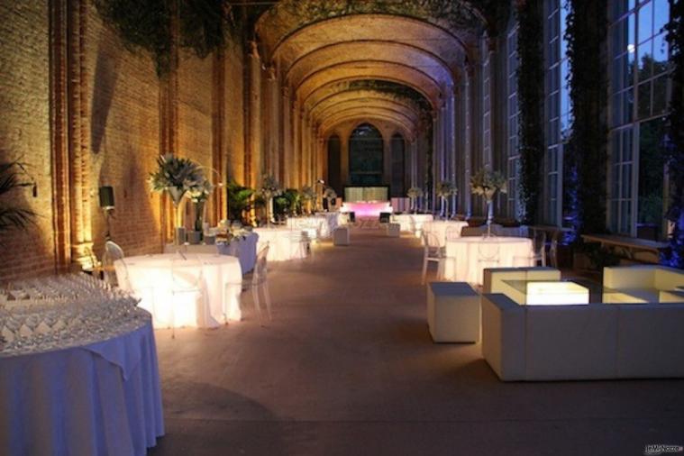 Allestimento di un matrimonio con tavoli luminosi