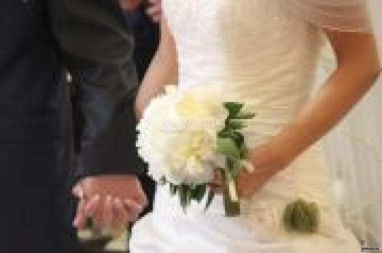 Il bouquet della sposa piccolo e di fiori bianchi