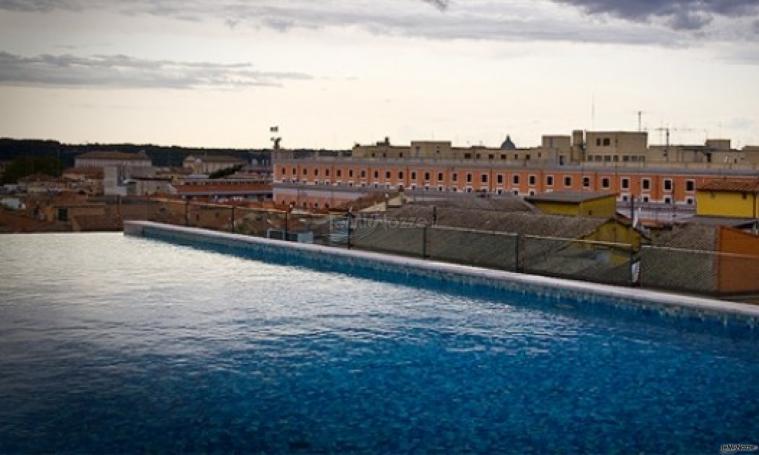 Ricevimento di nozze a bordo piscina con vista panoramica su Roma