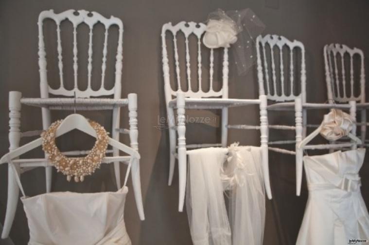 Abiti da sposa con accessori chic