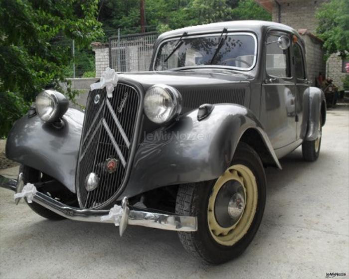 Citroen Traction con coccarde bianche per il matrimonio